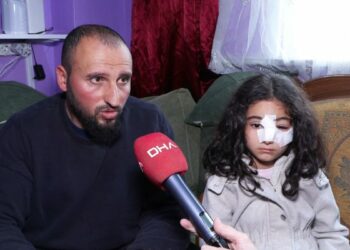 Eyüpsultan'da okuldan servisle eve dönen Suriyeli Şirin Alsuleiman (6), araçtan indikten sonra sokak köpeklerinin saldırısına uğradı. (DHA) (Fotoğraftaki: Baba Musab Alsuleiman - Şirin Alsuleiman)
