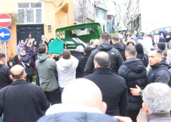 Fatih'te çöken binada hayatını kaybeden Semra Urunca son yolculuğuna uğurlandı