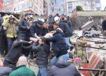 Bina enkazından yaralıların kurtarılma anları kameralara yansıdı. Fotoğraf: Yılmaz Okur / İstanbul DHA