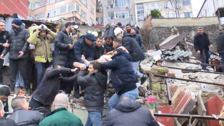 Bina enkazından yaralıların kurtarılma anları kameralara yansıdı. Fotoğraf: Yılmaz Okur / İstanbul DHA