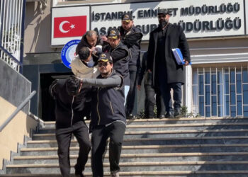 Merdivenle girdiler, evdekilerin ellerini ve ayaklarını bağlayıp altınları çaldılar