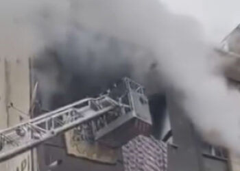 Küçükçekmece'de beş katlı binada yangın: 5 kişi dumandan etkilendi