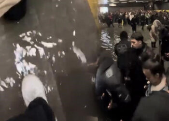 Mecidiyeköy metro alt geçidini su bastı; vatandaşlar yürümekte zorlandı