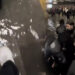 Mecidiyeköy metro alt geçidini su bastı; vatandaşlar yürümekte zorlandı