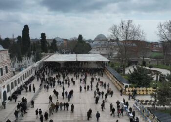 İlber Ortaylı'nın son yolculuğuna uğurlanacağı Fatih Camii'nde hazırlıklar sürüyor
