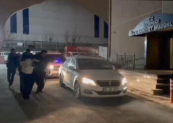 Sultangazi'de sokakta uyuşturucu satan şüphelilere suçüstü: 5 gözaltı