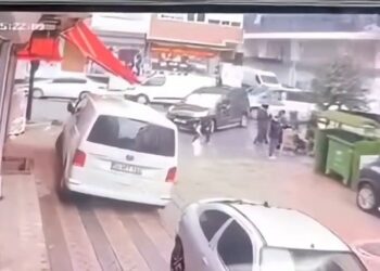 Sultangazi’de ara sokağa dönüş yapan hafif ticari araç, yolun karşısına geçmeye çalışan çocuğa çarparak altına aldı. Çevredekilerin yardımıyla aracın altından çıkarılarak hastaneye kaldırılan çocuğun hayati tehlikesinin bulunmadığı öğrenildi. (DHA)