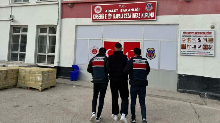 İzin gününde uyuşturucu satarken yakalandı