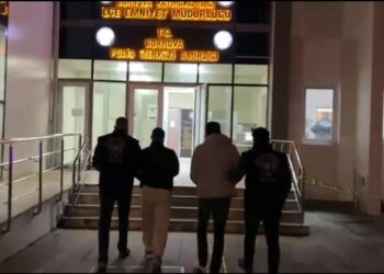 İzmir’de kendilerini polis olarak tanıtıp, 2 kişiyi gasbettiler: 2 tutuklama