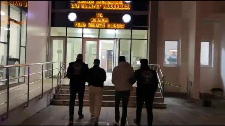 İzmir’de kendilerini polis olarak tanıtıp, 2 kişiyi gasbettiler: 2 tutuklama