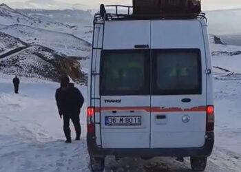 Kars'ta tipi nedeniyle 10 araç yolda mahsur kaldı