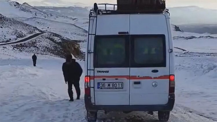 Kars'ta tipi nedeniyle 10 araç yolda mahsur kaldı