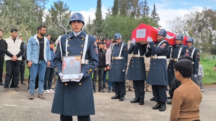 Kalp krizi geçiren astsubay toprağa verildi
