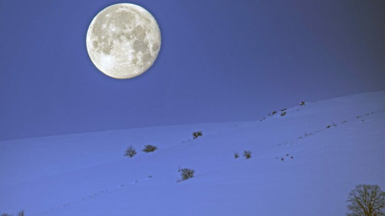 Karlı dağlar ile dolunay aynı karede güzel görüntüler oluşturdu