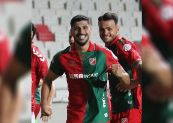 Karşıyaka Erol'u bırakmadı