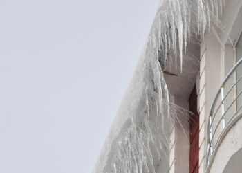 Kars’ta çatılardaki buz sarkıtları tehlike oluşturuyor