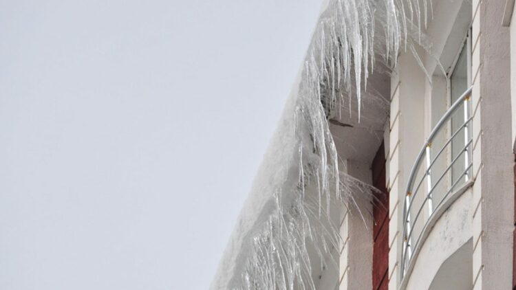 Kars’ta çatılardaki buz sarkıtları tehlike oluşturuyor