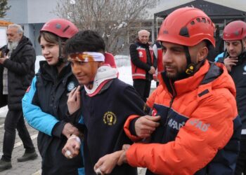 Kars’ta lise öğrencilerine deprem tatbikatı