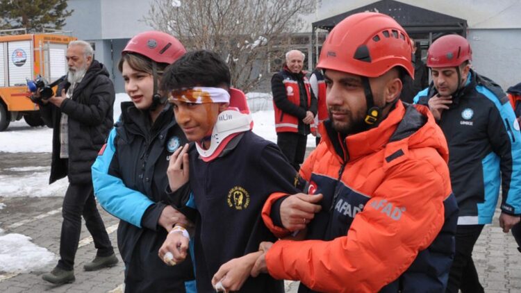 Kars’ta lise öğrencilerine deprem tatbikatı