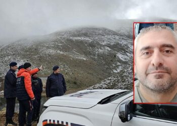 Kayıp dağcı, çukur kazıp geceyi içinde geçirmiş