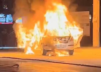 Kocaeli’de otomobil alev alev yandı