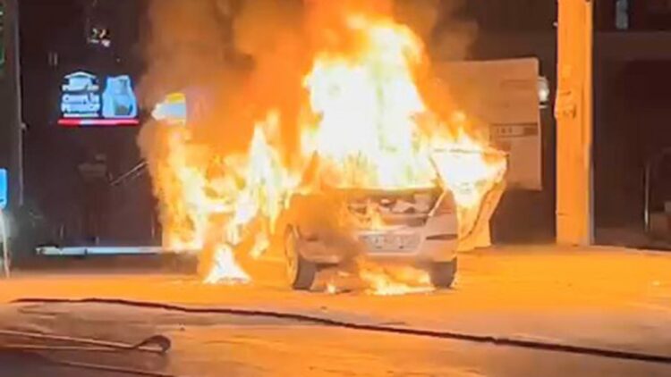 Kocaeli’de otomobil alev alev yandı