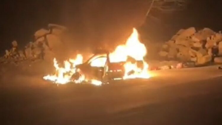 Kozan-Feke Karayolunda otomobil alev alev yandı