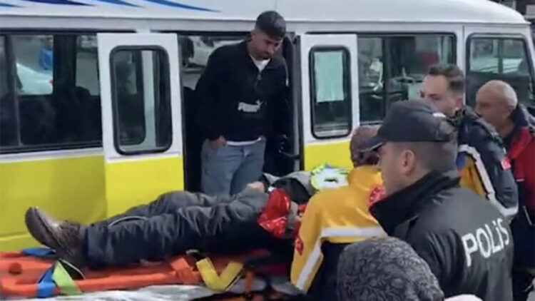 Minibüsten düşüp, hayatını kaybetti