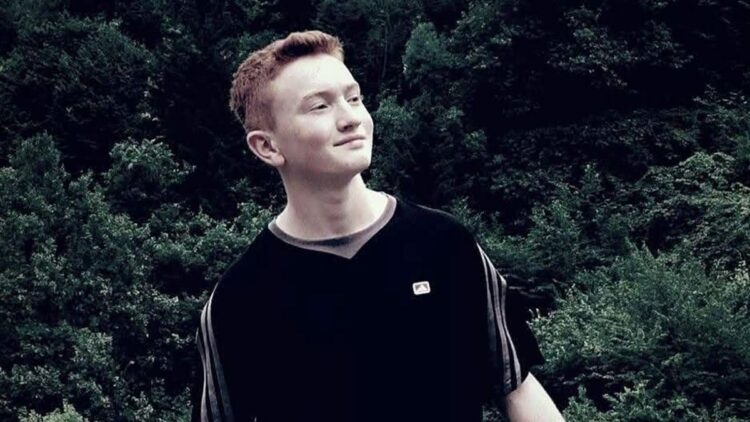 Minibüs, trafik levhası direğine çarptı; sürücü öldü, babası yaralandı