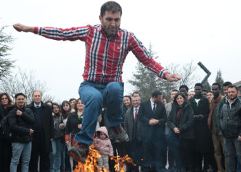 Nevruz ateşinden atlayıp demir dövdüler