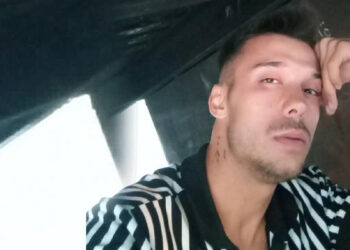 Önünü kesen kişiler tarafından kalbinden bıçaklanan müzisyen öldü