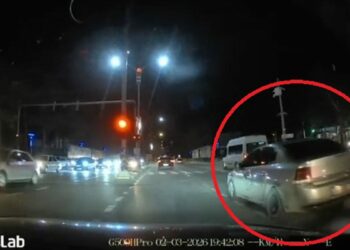 Otomobiliyle başka bir araca çarpıp kaçtı; o anlar kamerada