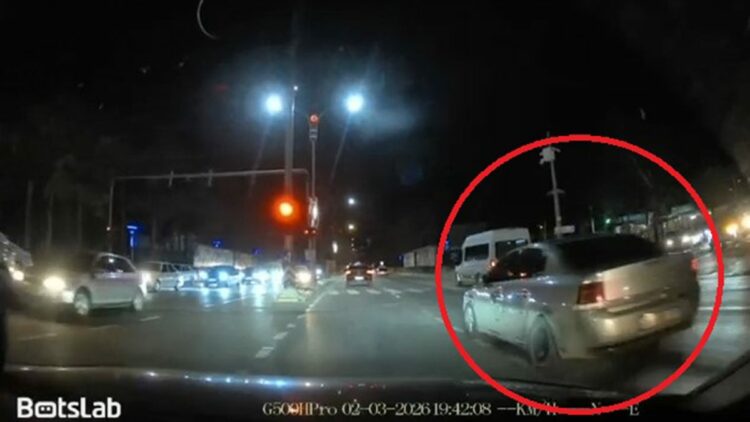 Otomobiliyle başka bir araca çarpıp kaçtı; o anlar kamerada