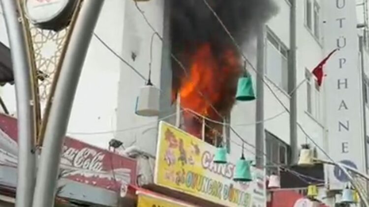 Oyuncak dükkanının deposu yandı