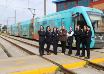 Samsun'da belediye bünyesinde çalışan 101 vatmandan 30'u kadın. Kadınlar, vardiya sistemi ile erkeklerle aynı şartlarda çalışarak yolculara hizmet veriyor. Fotoğraf: Gökhan İÇKİLLİ/Samsun, (DHA)