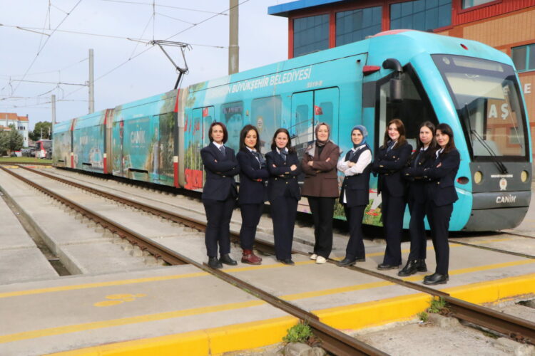 Samsun'da belediye bünyesinde çalışan 101 vatmandan 30'u kadın. Kadınlar, vardiya sistemi ile erkeklerle aynı şartlarda çalışarak yolculara hizmet veriyor. Fotoğraf: Gökhan İÇKİLLİ/Samsun, (DHA)