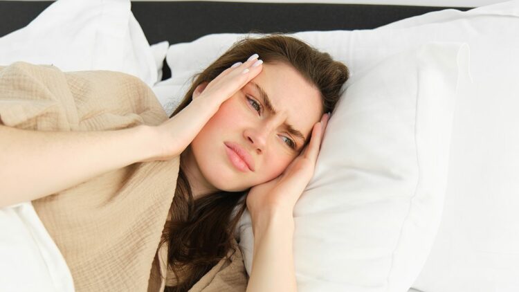 Sabah baş ağrısıyla uyanmanın olası nedenleri