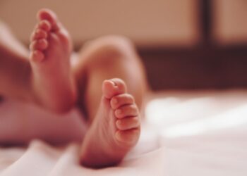 Şalgam suyu dolu kovaya düşen bebek öldü
