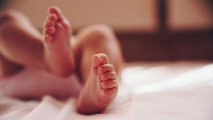 Şalgam suyu dolu kovaya düşen bebek öldü