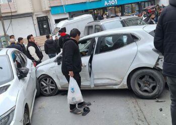 Sultangazi'de yol verme tartışmasında hafif ticari araç otomobile çarptı