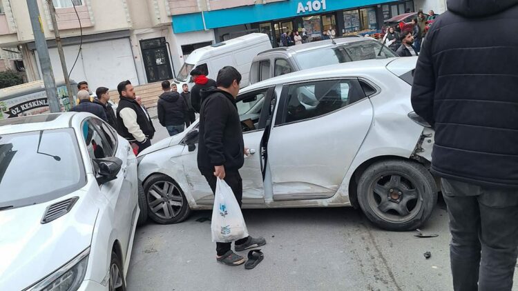 Sultangazi'de yol verme tartışmasında hafif ticari araç otomobile çarptı