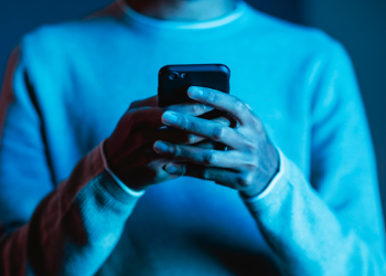 Telefonunuz sizi dinliyor mu? Reklamların sizi ‘takip etmesinin’ gerçek nedeni
