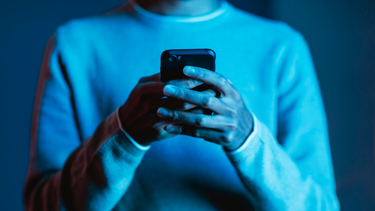 Telefonunuz sizi dinliyor mu? Reklamların sizi ‘takip etmesinin’ gerçek nedeni