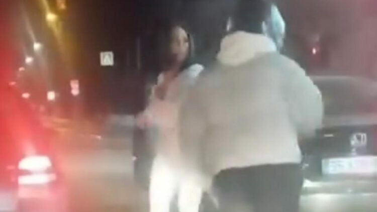 Trafikte kendisini uyaran motosiklet sürücüsüne tekme tokat saldırdı