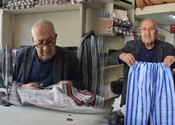 Yaşar usta, 12 metrekarelik dükkanında nostaljik çizgili pijamaları 60 yıldır üretiyor
