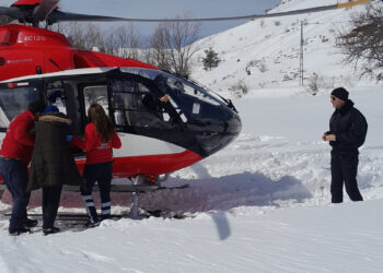 Yolu kardan kapanan köydeki hasta, ambulans helikopterle hastaneye kaldırıldı