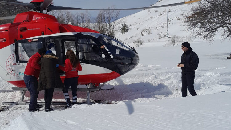 Yolu kardan kapanan köydeki hasta, ambulans helikopterle hastaneye kaldırıldı