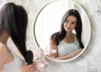 Yalın olmalı insan