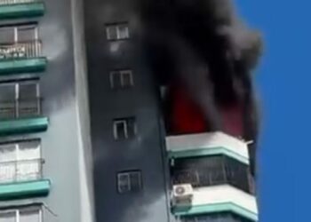 Yangın sırasında taşkınlık yapanları polis havaya ateş açarak dağıttı