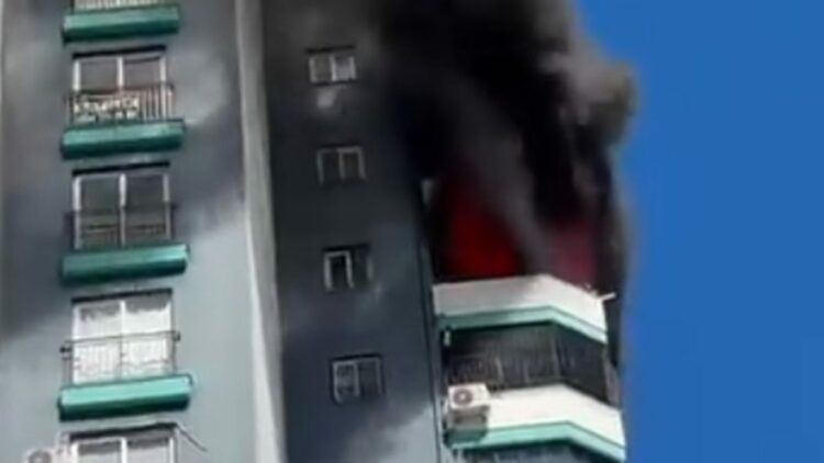 Yangın sırasında taşkınlık yapanları polis havaya ateş açarak dağıttı